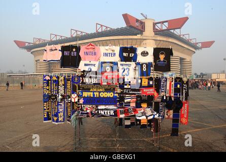 Calcio - UEFA Champions League - primo turno di Knockout - prima tappa - Inter Milan / Manchester United - Stadio Giuseppe Meazza. Visione generale delle sciarpe in vendita all'esterno dello Stadio Giuseppe Meazza Foto Stock