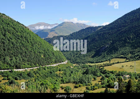 A Vielha e Mijaran, viella, Val d'Aran, Val d'Aran, Pirenei, provincia di Lleida, Catalogna, Spagna Foto Stock