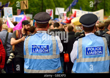 Londra, Inghilterra, Regno Unito. Funzionari di collegamento di polizia a marzo per la dimostrazione in Europa a seguito del referendum Brexit. 2 luglio 201 Foto Stock