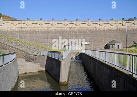 Serbatoio Lingesetalsperre, Marienheide, Bergisches Land, Renania settentrionale-Vestfalia, Germania / Lingese lago, parete di ritegno, dam Foto Stock