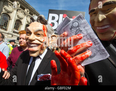 I manifestanti che indossa il Primo Ministro Tony Blair e George Bush maschere con sanguinose mani come Sir John Chilcot offre le conclusioni della sua relazione Foto Stock