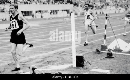 Atletica - Giochi Olimpici di Berlino 1936 - finale maschile da 1500 m. Jack Lovelock (l) della Nuova Zelanda vince l'oro di Glenn Cunningham (c) e Luigi Beccali (r) degli Stati Uniti Foto Stock