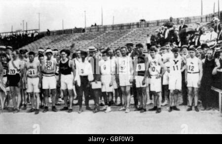 I concorrenti della maratona si allineano all'inizio: (l-r, tutti gli USA tranne dove indicato) medaglia d'oro Thomas Hicks, Fred Lorz, Sydney Hatch, John Lordon, Felix Carvajal de Soto (Cuba), ufficiale, Dimitrios Veloulis (Grecia), Albert Coray (Francia), Frank Pierce, Samuel Mellor, Edward Carr, Arthur Newton, sconosciuto Foto Stock