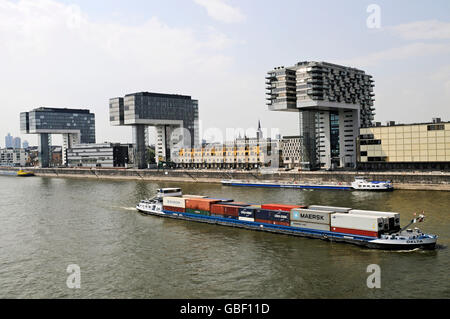 Nave da carico gru Torri, edifici per uffici, edifici residenziali, Reno, sul fiume Rheinauhafen, Rheinau Harbour, Colonia, Koeln, Renania, Renania settentrionale-Vestfalia, Germania / Köln Foto Stock