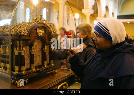 I membri del pubblico della Chiesa Carmelitana in via Whitefriar a Dublino, visualizzano le reliquie di Santa Teresa di Lisieux. Foto Stock