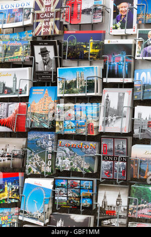 Cartoline Londra souvenir in rack per la vendita a Londra, Regno Unito nel mese di luglio Foto Stock