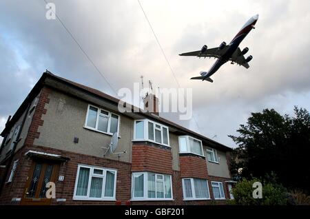 Gli aeroplani volano sopra le case in Dockwell vicino come entrano nella terra all'aeroporto di Heathrow Foto Stock
