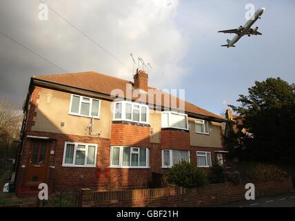 Gli aeroplani volano sopra le case in Dockwell vicino come entrano nella terra all'aeroporto di Heathrow Foto Stock