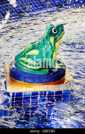 Frog sgorga acqua, fontana figura, Fontana, azulejos, Plaza de Espana, Vejer de la Frontera, la provincia di Cadiz Cadice, Costa de la Luz, Andalusia, Spagna, Europa Foto Stock