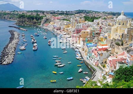Marina di Corricella, porto, Santa Maria delle Grazie, la chiesa, l'Isola di Procida, il Golfo di Napoli, campania, Italy Foto Stock