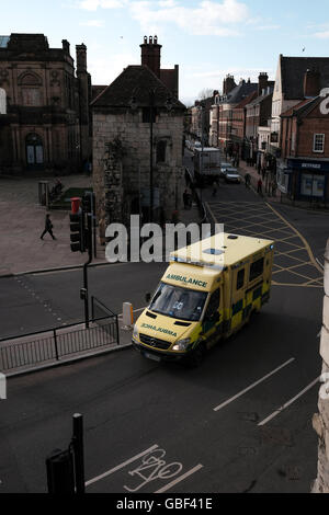 Yorkshire servizio ambulanza veicolo sulla chiamata di emergenza fuori Foto Stock