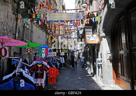 Bandiere colorate, negozi, stretto vicolo, Quartieri Spagnoli, quartiere spagnoli, Napoli, campania, Italy Foto Stock