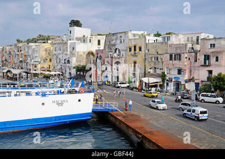 Traghetto, porto lungomare, il Porto di Marina Grande, Porto, Isola di Procida, il Golfo di Napoli, campania, Italy Foto Stock