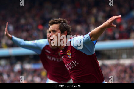 Lee Hendrie di Aston Villa celebra il loro terzo gol Foto Stock