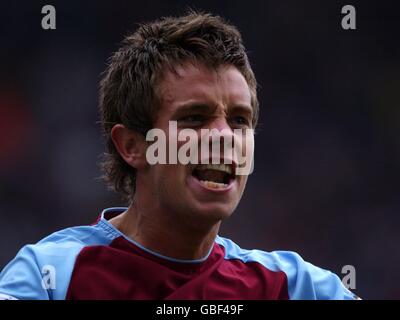 Lee Hendrie di Aston Villa celebra il loro terzo gol Foto Stock