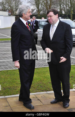 Il primo ministro gallese Rhodri Morgan (a sinistra) saluta Taoiseach dell'Irlanda Brian Cowen alla riunione del consiglio britannico-irlandese nello Swalec Stadium di Cardiff, Galles. Foto Stock