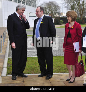 Il primo ministro gallese Rhodri Morgan (a sinistra) saluta il primo ministro scozzese Alex Salmon e il vice primo ministro Nicola Sturgeon alla riunione del consiglio britannico-irlandese nello Stadio Swalec, Cardiff, Galles. Foto Stock