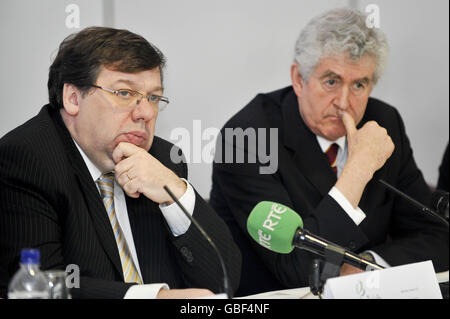 Il primo ministro irlandese Brian Cowen (a sinistra) e il primo ministro gallese Rhodri Morgan ascoltano le domande durante una conferenza stampa al consiglio britannico-irlandese nello Stadio Swalec di Cardiff, Galles. Foto Stock