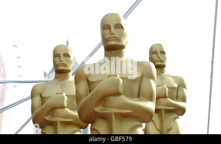 Le statue di Oscar sono viste sul tappeto rosso fuori dal Kodak Theatre in occasione dell'Academy Awards di quest'anno a Los Angeles. Foto Stock