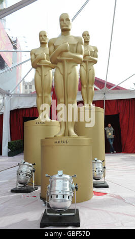 Le statue di Oscar sono viste sul tappeto rosso fuori dal Kodak Theatre in occasione dell'Academy Awards di quest'anno a Los Angeles. Foto Stock