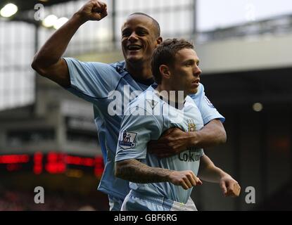 Craig Bellamy (a destra) di Manchester City festeggia con il compagno di squadra Vincent Kompany dopo il suo colpo in gol porta a Liverpool Alvaro Arbeloa (non illustrato) segnando un proprio goal Foto Stock