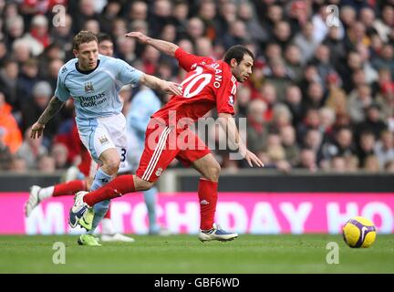 Javier Mascherano di Liverpool si allontana dal Craig Bellamy di Manchester City Foto Stock