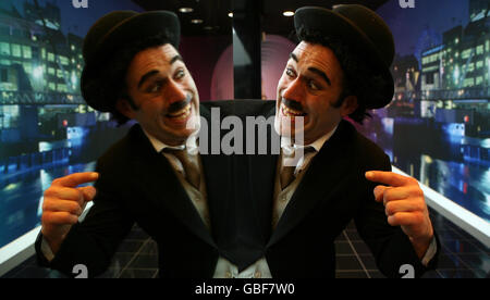 Charlie Chaplin sosia, MR H, al lancio del Belfast Film Festival nel centro commerciale Victoria Square, Belfast. Foto Stock