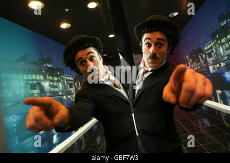 Charlie Chaplin sosia, MR H, al lancio del Belfast Film Festival nel centro commerciale Victoria Square, Belfast. Foto Stock