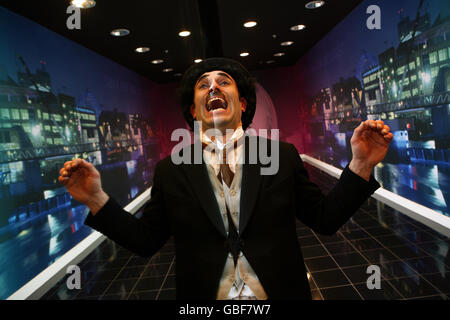 Charlie Chaplin sosia, MR H, al lancio del Belfast Film Festival nel centro commerciale Victoria Square, Belfast. Foto Stock