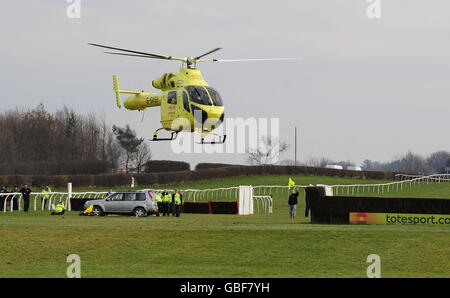 Jockey Jacqueline Coward è messo nell'ambulanza dell'aria dopo una caduta da Ros Laffan nel giro domestico di Tek Lady Riders che vende l'ostacolo all'Ippodromo di Catterick, Yorkshire. Foto Stock