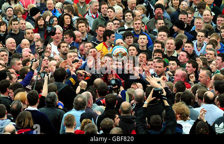 Shrovetide football giocatori si radunano in Ashbourne Foto Stock