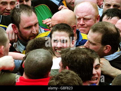 I giocatori di Shrovetide Football si riuniscono ad Ashbourne, nel Derbyshire, per giocare il gioco antico. Foto Stock