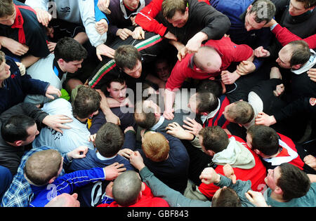 Shrovetide football giocatori si radunano in Ashbourne Foto Stock