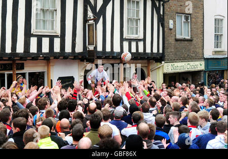 I giocatori di calcio di Shrovetide si riuniscono ad Ashbourne. I giocatori di Shrovetide Football si riuniscono ad Ashbourne, nel Derbyshire per giocare l'antico gioco. Foto Stock