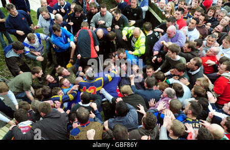 I giocatori di Shrovetide Football si riuniscono ad Ashbourne, nel Derbyshire, per giocare il gioco antico. Foto Stock