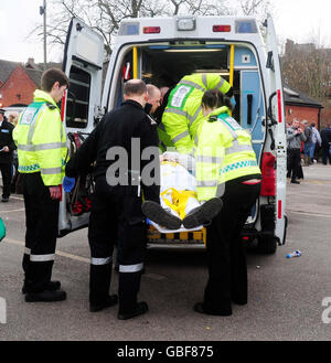 Shrovetide football giocatori si radunano in Ashbourne Foto Stock