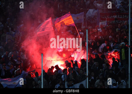 Calcio - Internazionale amichevole - Francia / Argentina - Stade Velodrome, Marsiglia. I tifosi argentini mostrano il loro sostegno, nelle tribune prima del calcio d'inizio. Foto Stock