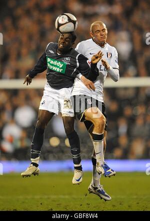 Calcio - fa Cup - Fulham / Swansea City - Craven Cottage. Nathan Dyer di Swansea City (a sinistra) e Paul Konchesky di Fulham combattono per la palla. Foto Stock