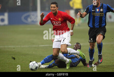 Cristiano di Manchester United se fulled da Sulley Muntari di Inter Milan durante la partita UEFA Champions League al San Siro, Milano, Italia. Foto Stock