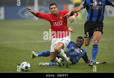 Cristiano Ronaldo di Manchester United è scopato da Sulley Muntari di Inter Milan durante la partita UEFA Champions League al San Siro, Milano, Italia. Foto Stock