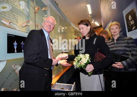 Lady Sarah Chatto, nel suo ruolo di Vice Presidente della Royal Ballet School, con Jay Jolley, a sinistra, che le mostra una mostra che spiega la pompa di balletto e Dame Antionette Sibley, ex Principal Dancer, Si prepara ad aprire il nuovo White Lodge Museum and Ballet Resource Center a Richmond Park, Surrey, che ha dedicato alla memoria di sua madre, Principessa Margaret, Contessa di Snowdon, presidente della scuola dal 1956 fino alla sua morte nel 2002. Foto Stock