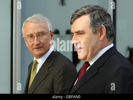 Il primo Ministro Gordon Brown (a destra) parla al Vice-Cancelliere dell'Università di Oxford, il Dottor John Hood, durante un tour del nuovo edificio di biochimica all'Università di Oxford, dove terrà la conferenza Romanes sulla scienza. Foto Stock