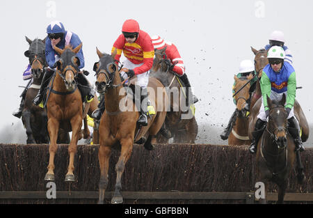 Il nuovo Little Bric guidato da Nick Scholfield (a sinistra) prende il salto in acqua prima di venire da dietro per vincere la Gold Cup handicap Chase totspot.com durante la Gold Cup Day totesport.com all'ippodromo di Newbury, Newbury. Foto Stock