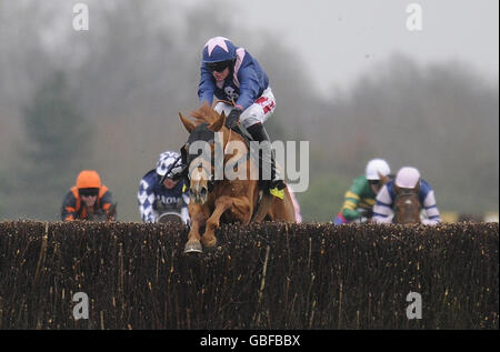 New Little Bric guidato da Nick Scholfield prende l'ultimo prima di vincere la Coppa d'Oro totesport.com handicap Chase durante la Gold Cup Day totesport.com a Newbury Racecourse, Newbury. Foto Stock