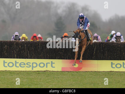 New Little Bric guidato da Nick Scholfield prende l'ultimo prima di vincere la Coppa d'Oro totesport.com handicap Chase durante la Gold Cup Day totesport.com a Newbury Racecourse, Newbury. Foto Stock