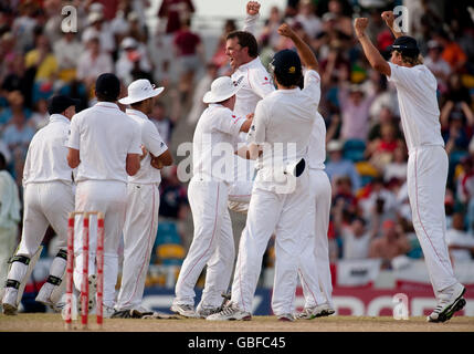 I giocatori dell'Inghilterra festeggiano dopo che il Brendon Nash di West Indies è stato dato fuori LBW da Graeme Swann dopo un rinvio durante il quarto test a Kensington Oval, Bridgetown, Barbados. Foto Stock