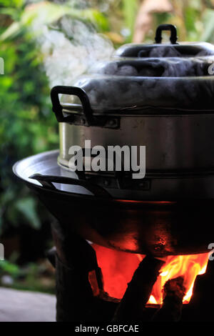 Pentola per la cottura a vapore sul braciere Foto stock - Alamy