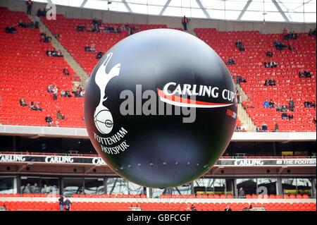 Calcio - Carling Cup - finale - Manchester United v Tottenham Hotspur - Stadio di Wembley. Un grande salone con la cresta Tottenham Hotspur Foto Stock