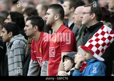 Calcio - Carling Cup - finale - Manchester United v Tottenham Hotspur - Wembley Stadium. I fan nervosi guardano sopra dai supporti Foto Stock