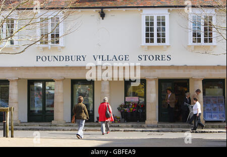 Vista generale dei negozi del villaggio in Pummery Square a Poundbury, l'estensione urbana di Dorchester in Dorset Foto Stock